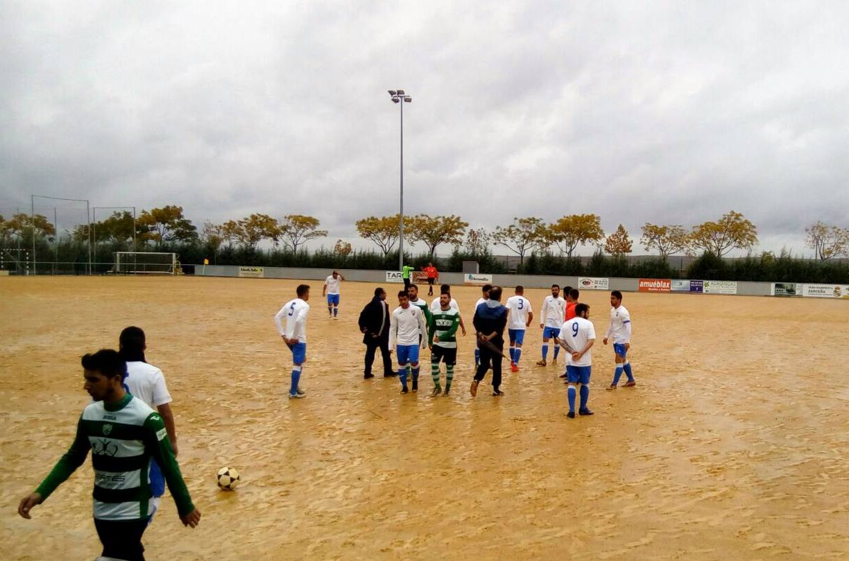 Los jugadores se retiran a los vestuarios