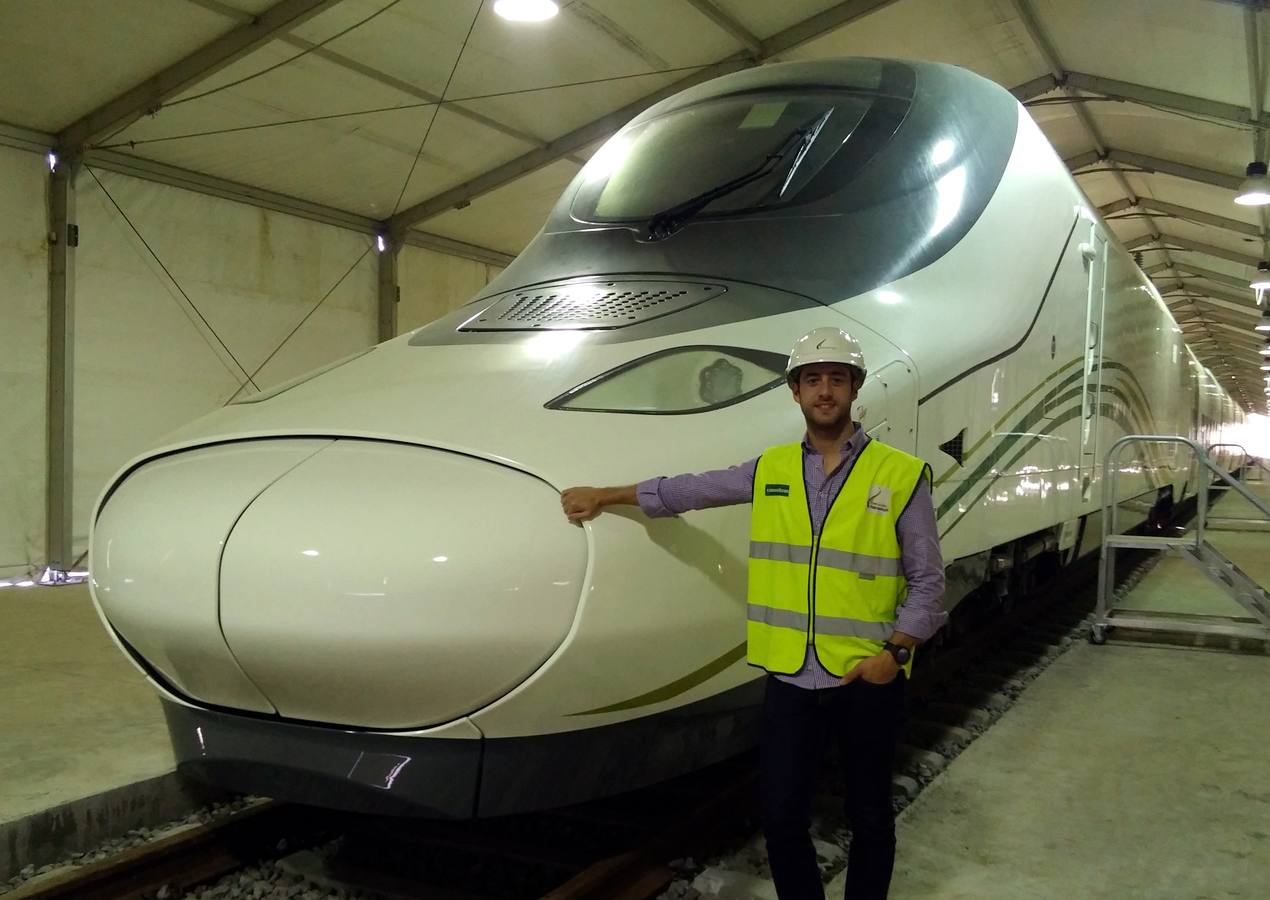 Felipe, junto a uno de los trenes