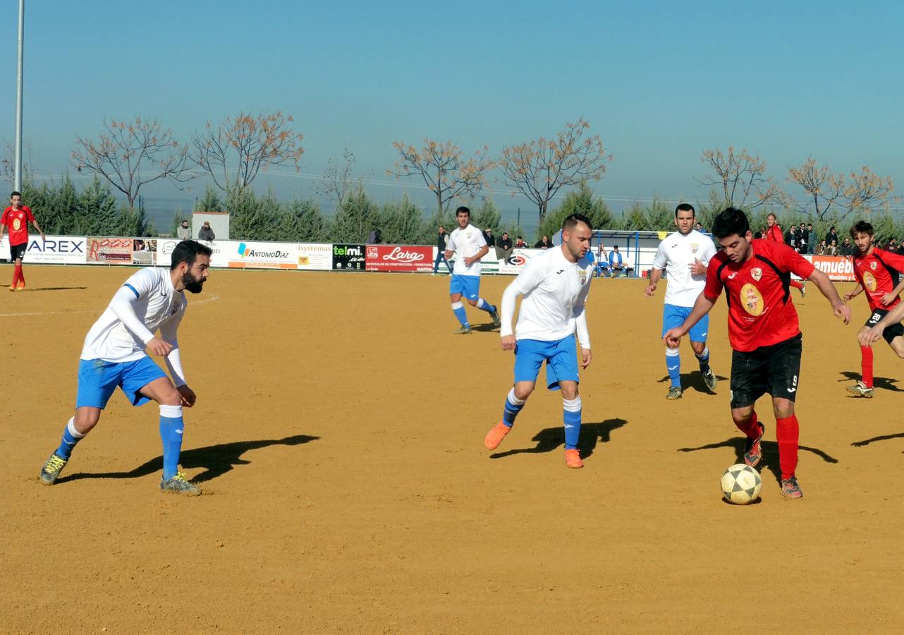 Cerrato y Alfredo acosan a un jugador del Monterrubio