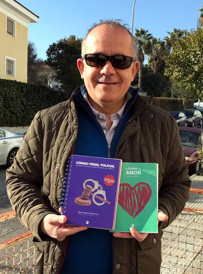 El autor con sus dos nuevos libros