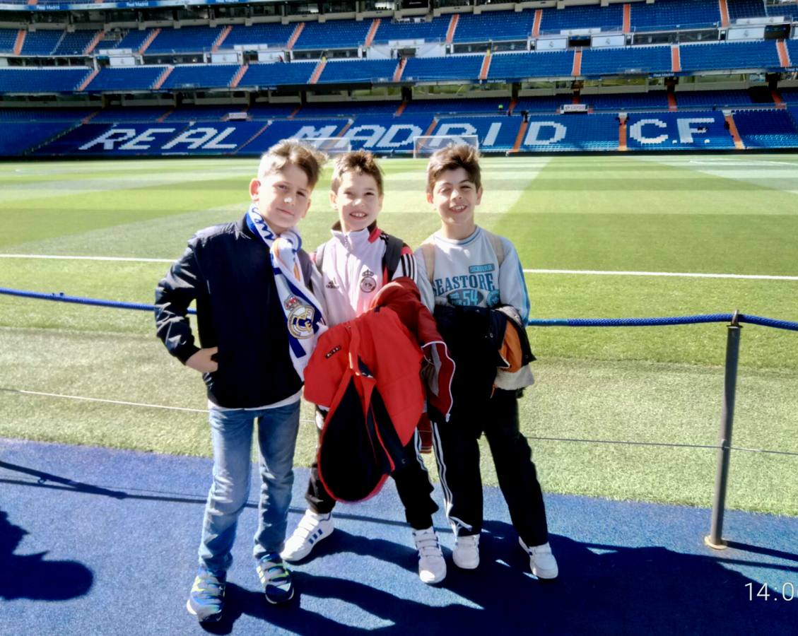 Algunos peñistas infantiles en el Santiago Bernabéu