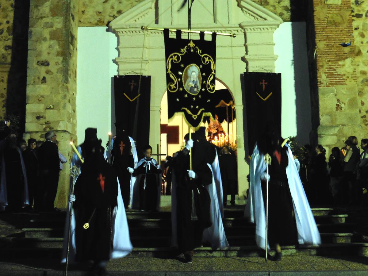 Nuestra Señora de la Soledad saliendo, anoche, de la iglesia parroquial de San Martín
