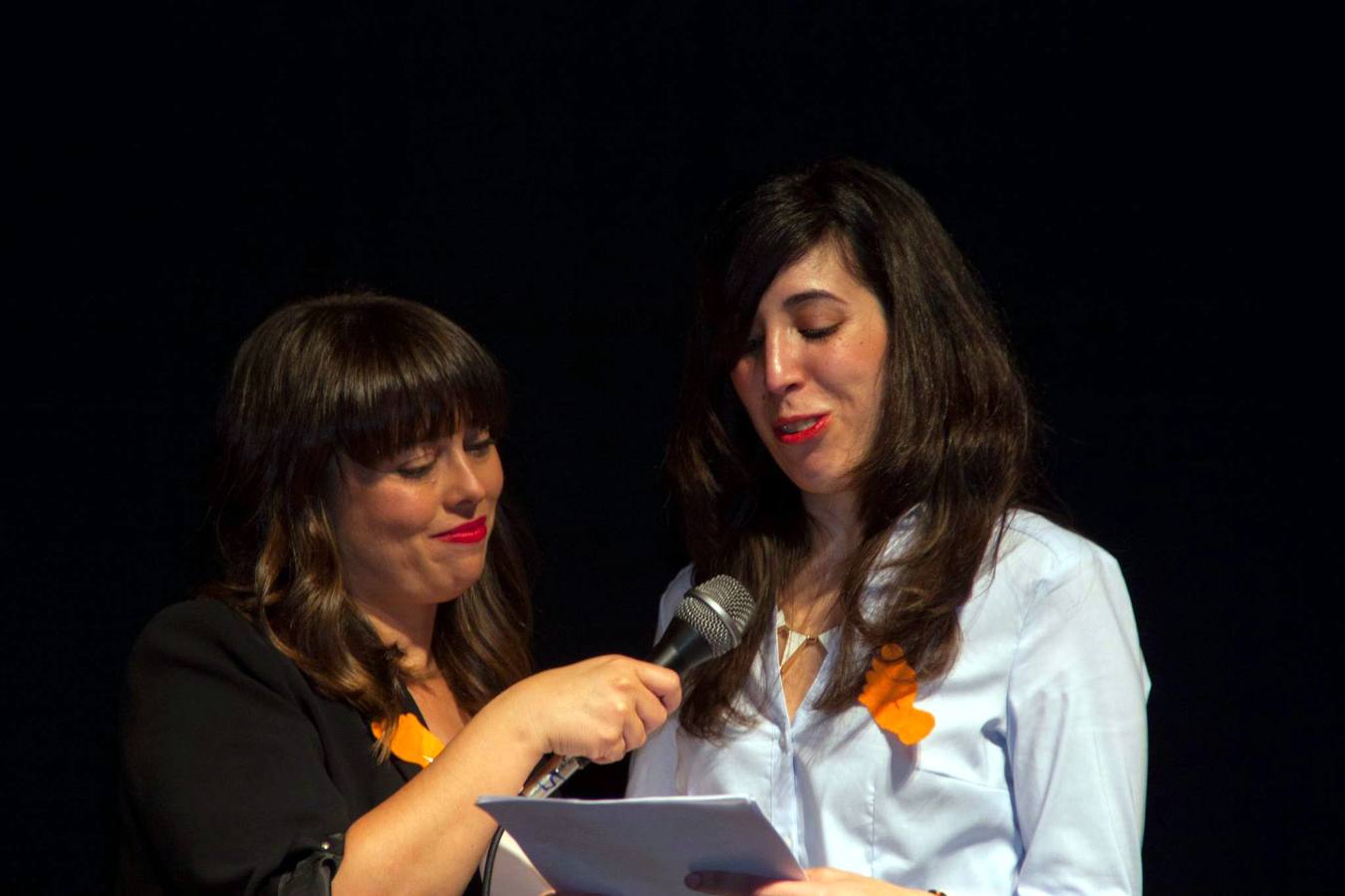 Angélica Espinosa (derecha) con la presentadora, Nieves Galán