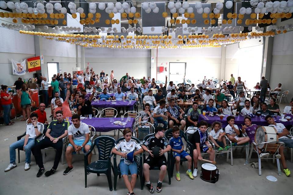 Aficionados blancos durante la pasada final de Champions