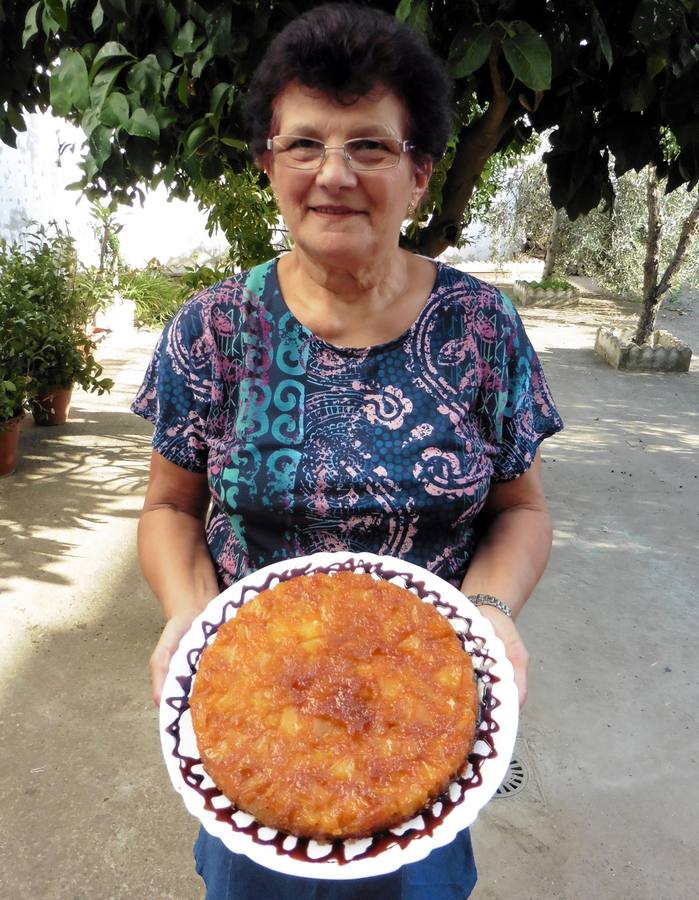 Inés Benítez muestra su postre de piña