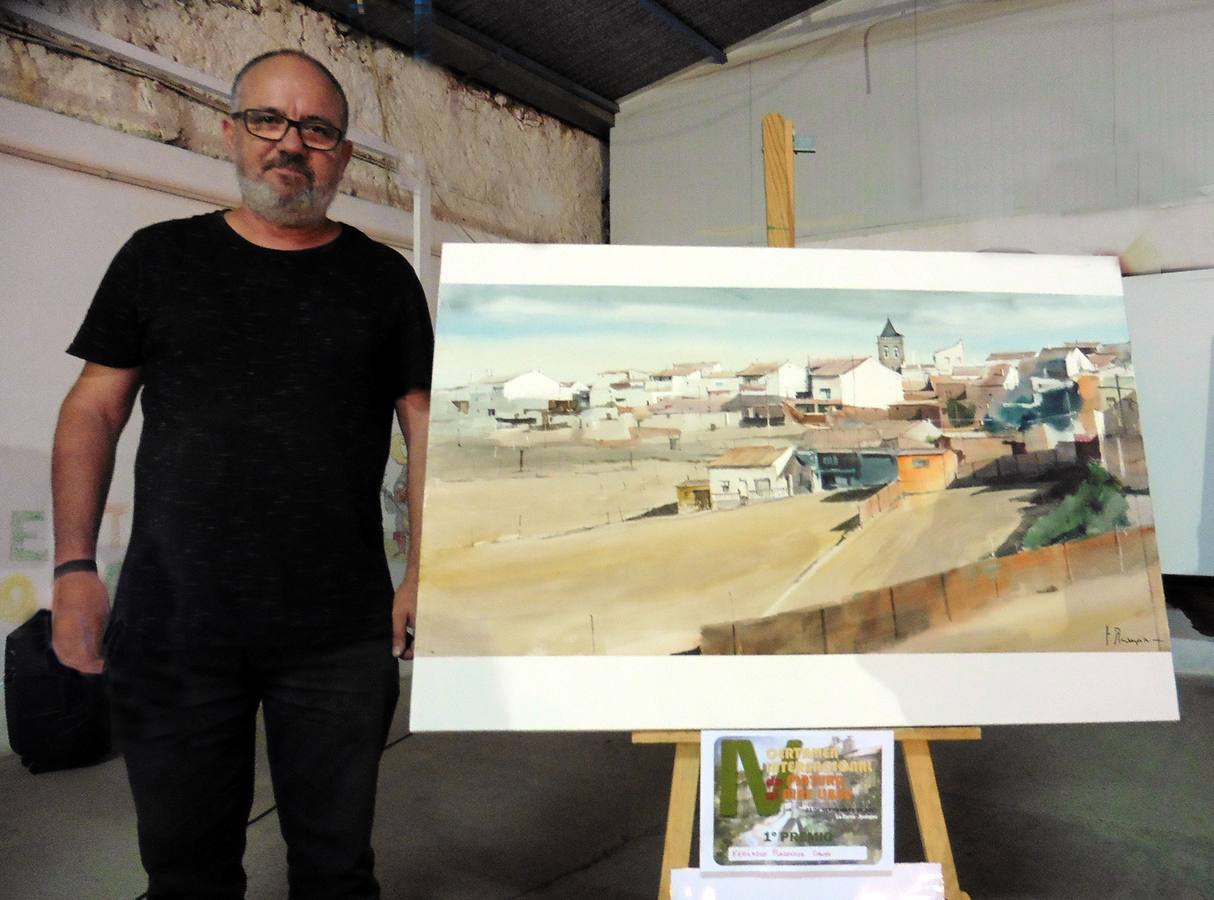 El artista posa con la obra ganadora