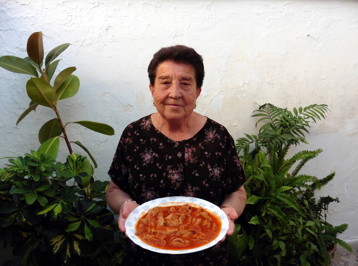 María C. Herrera muestra un plato de callos