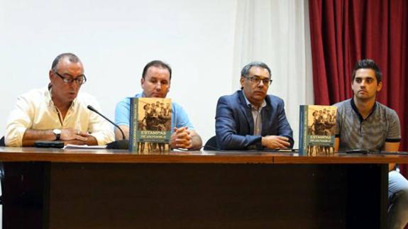 Paco Sánchez (izqda.) durante el acto de presentación