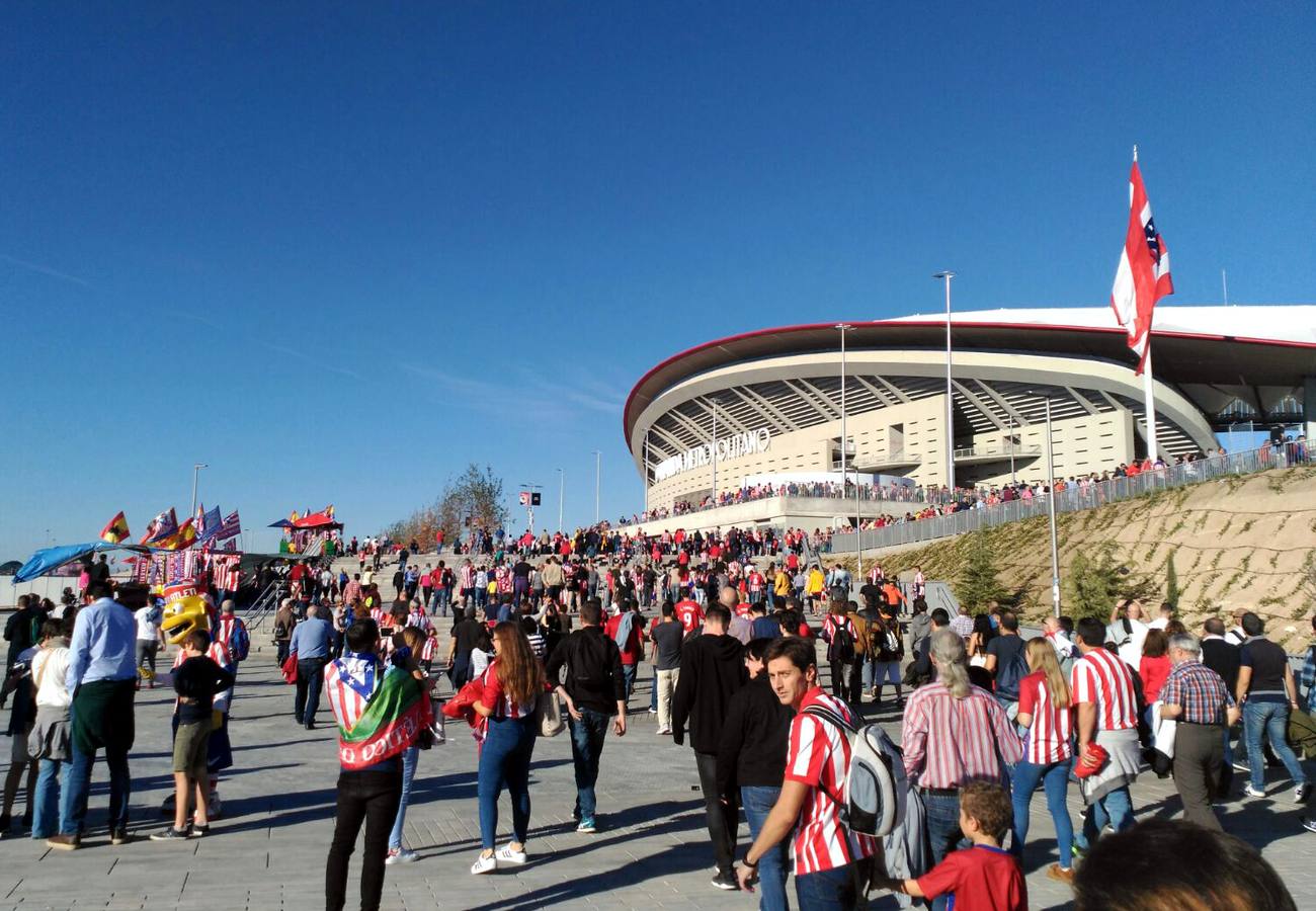 La afición rojiblanca se aproxima al nuevo estadio