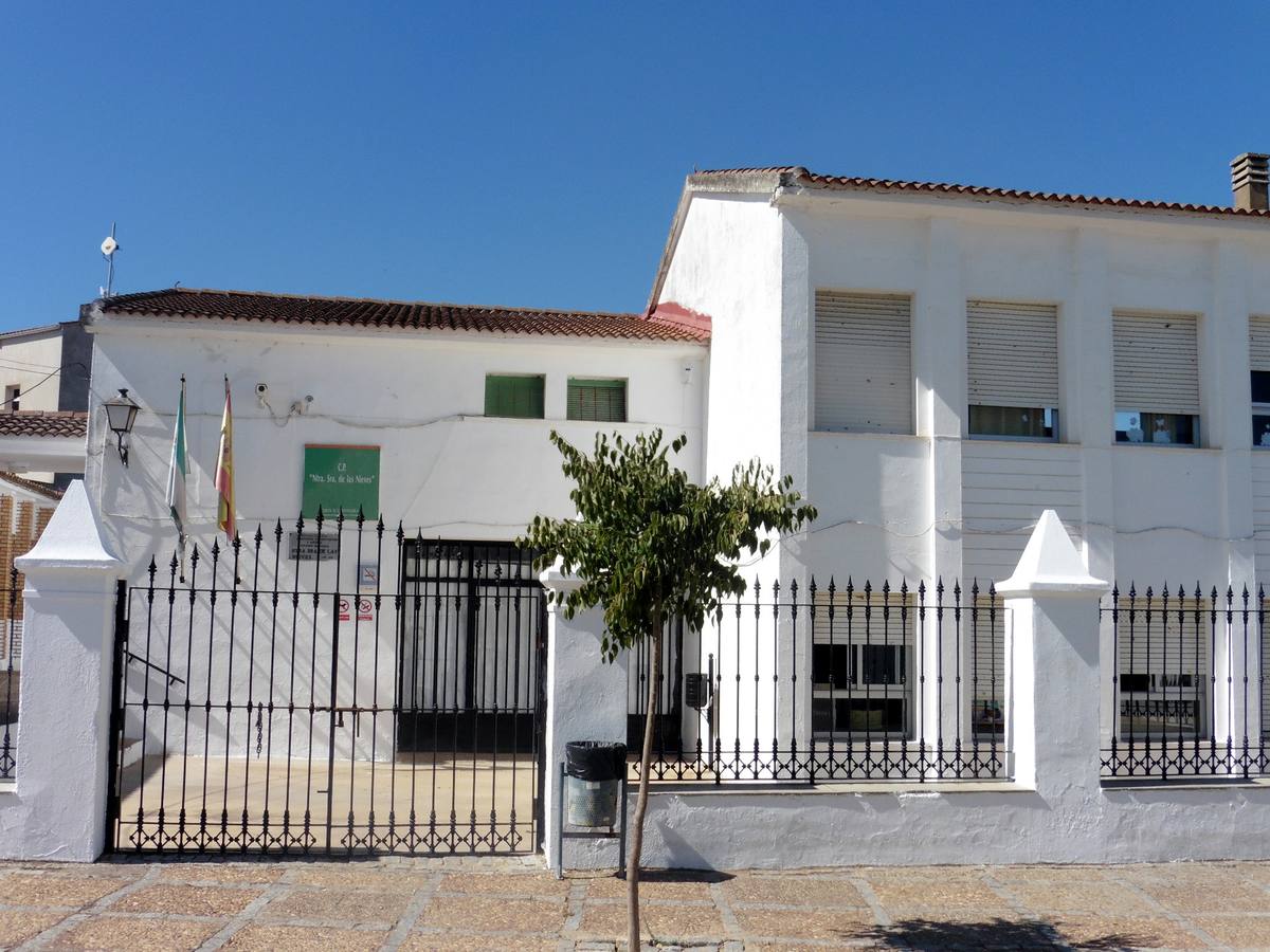 Fachada actual de uno de los dos edificios escolares