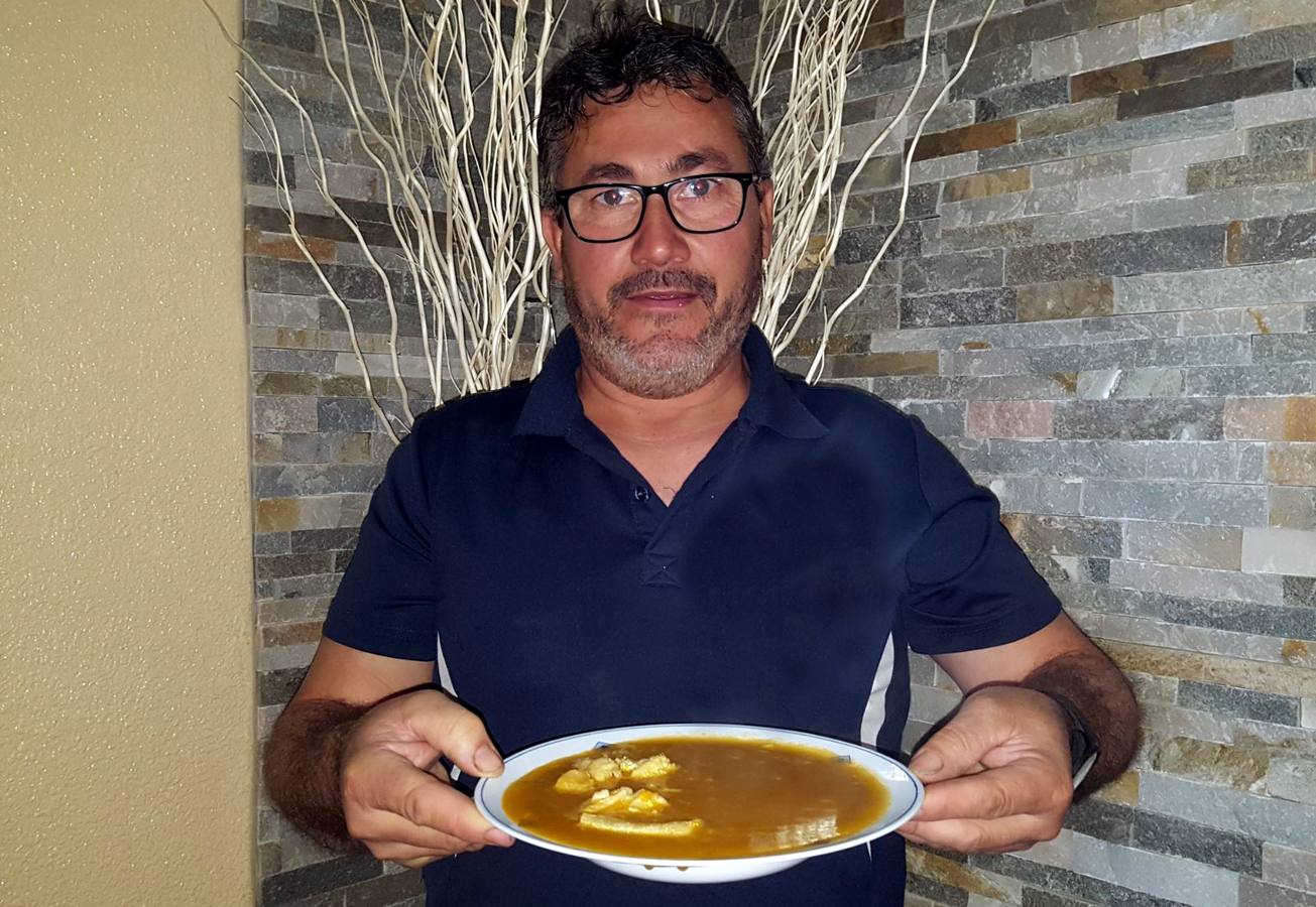 Paco Gómez, con un plato de arroz con bacalao
