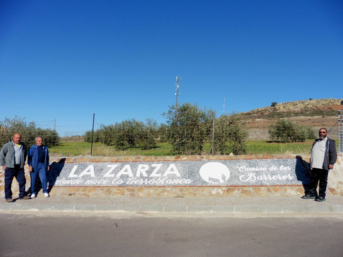 Domingo Cerrato, Fernando Macías y Álvaro Cortés, junto al mosaico