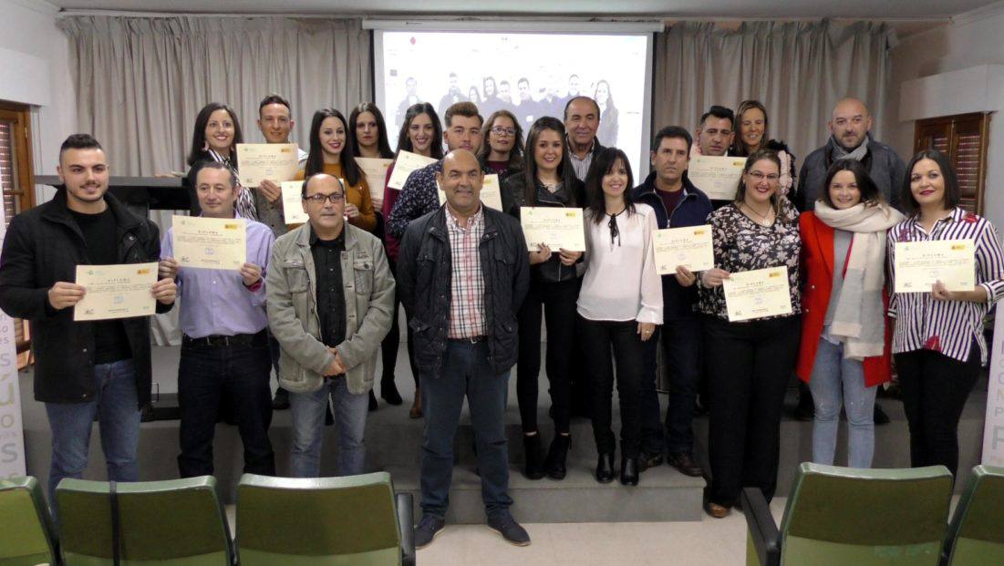 Los alumnos, con los títulos recibidos