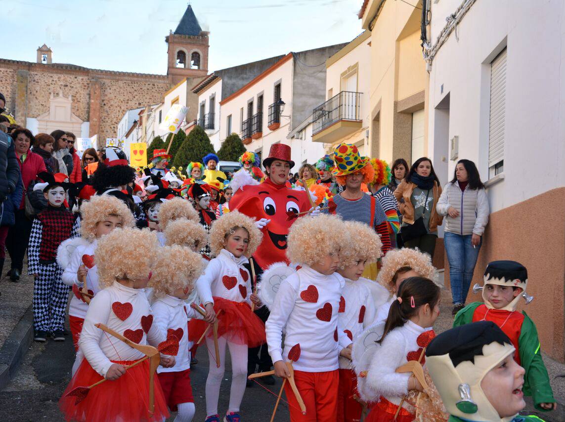 El carnaval escolar inunda la calle de alegría y color