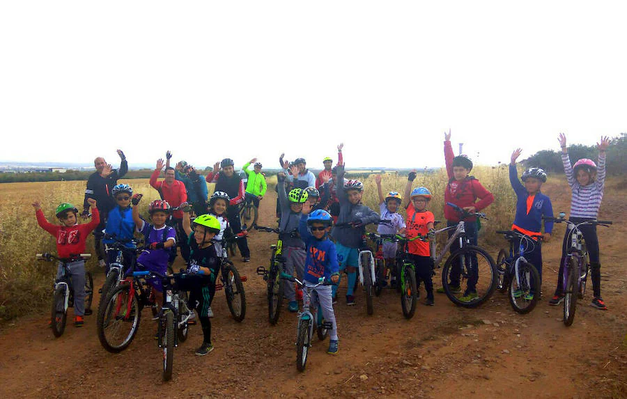 Participantes en la ruta cicloturista infantil