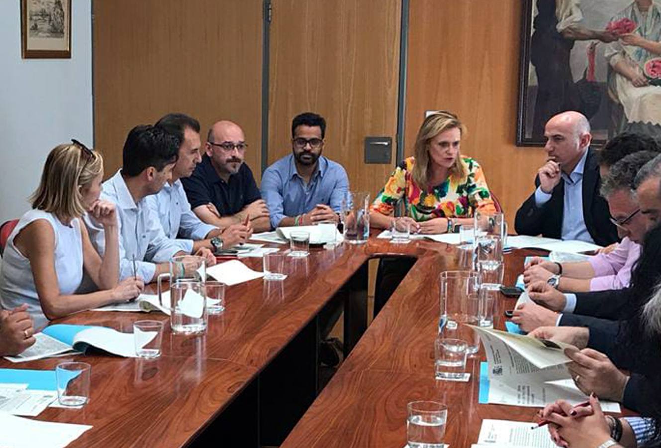 El alcalde asiste a una reunión con la delegada del Gobierno para la eliminación del camalote en el Guadiana