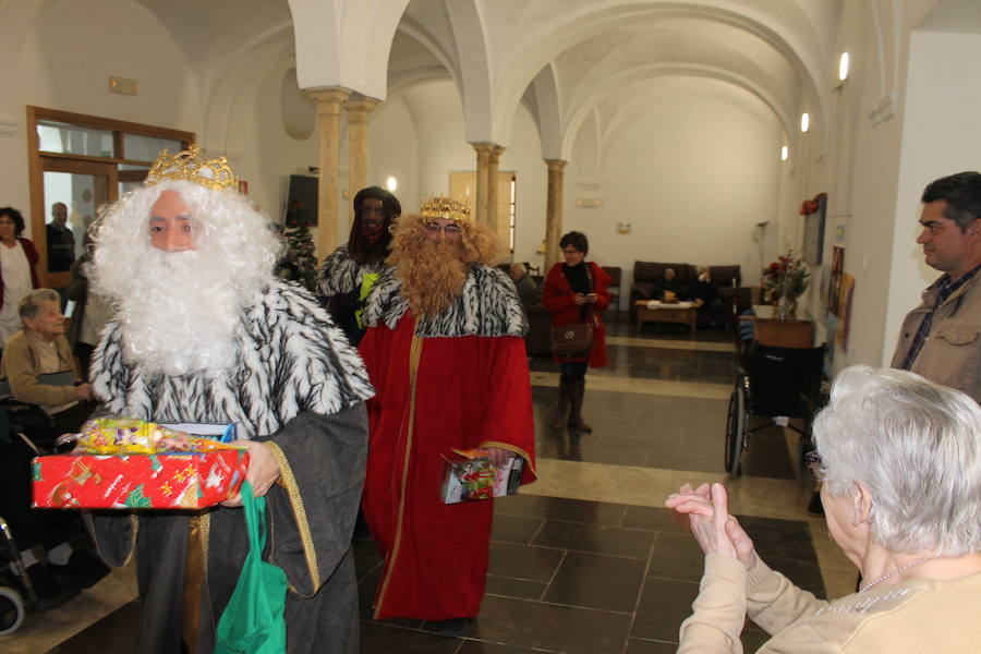 La cabalgata de Reyes dejó en Llerena un sinfín de emociones previas a la noche más mágica del año.