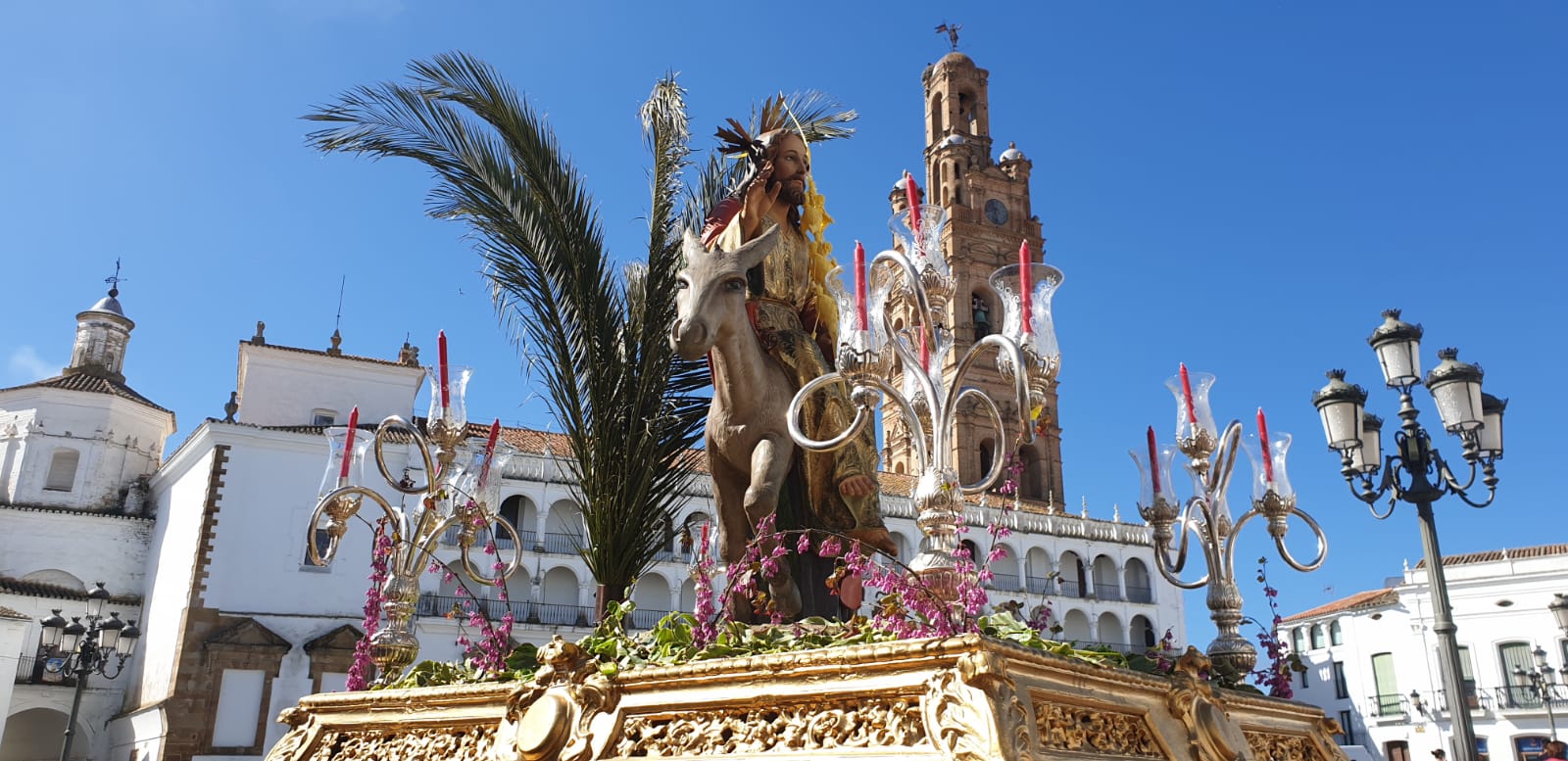 Una Semana Santa 2019, pasada por agua, ha dejado varias instantáneas para el recuerdo. Ya puedes disfrutarlas aquí.