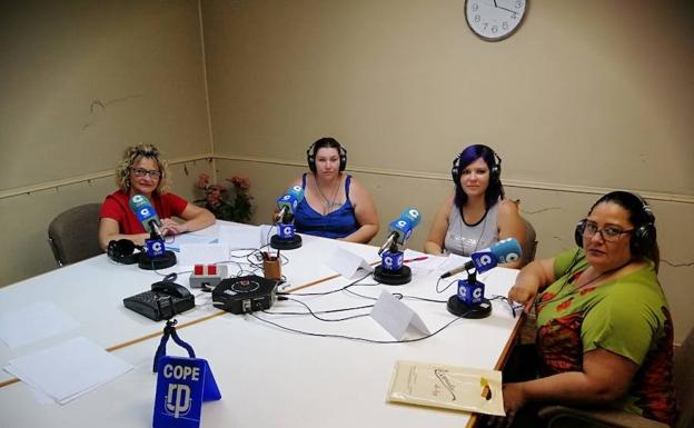 Madres junto a una de las trabajadoras de COCEMFE en COPE