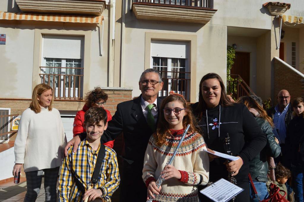 Imagen principal - Imágenes de la recogida de músicos y fiesta del sábado noche