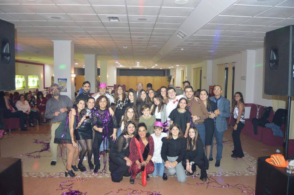Imagen secundaria 1 - Imágenes de la recogida de músicos y fiesta del sábado noche