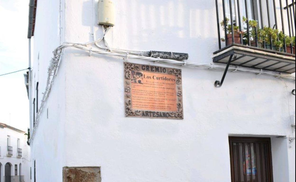 Comienzan a colocarse placas identificas de las calles gremiales de Llerena