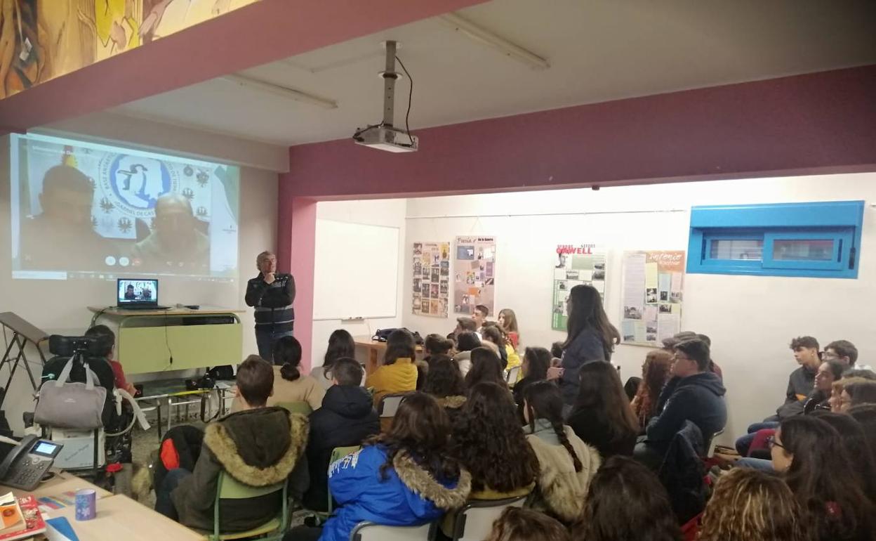 El IES de Llerena habla con militares y científicos del Polo Sur