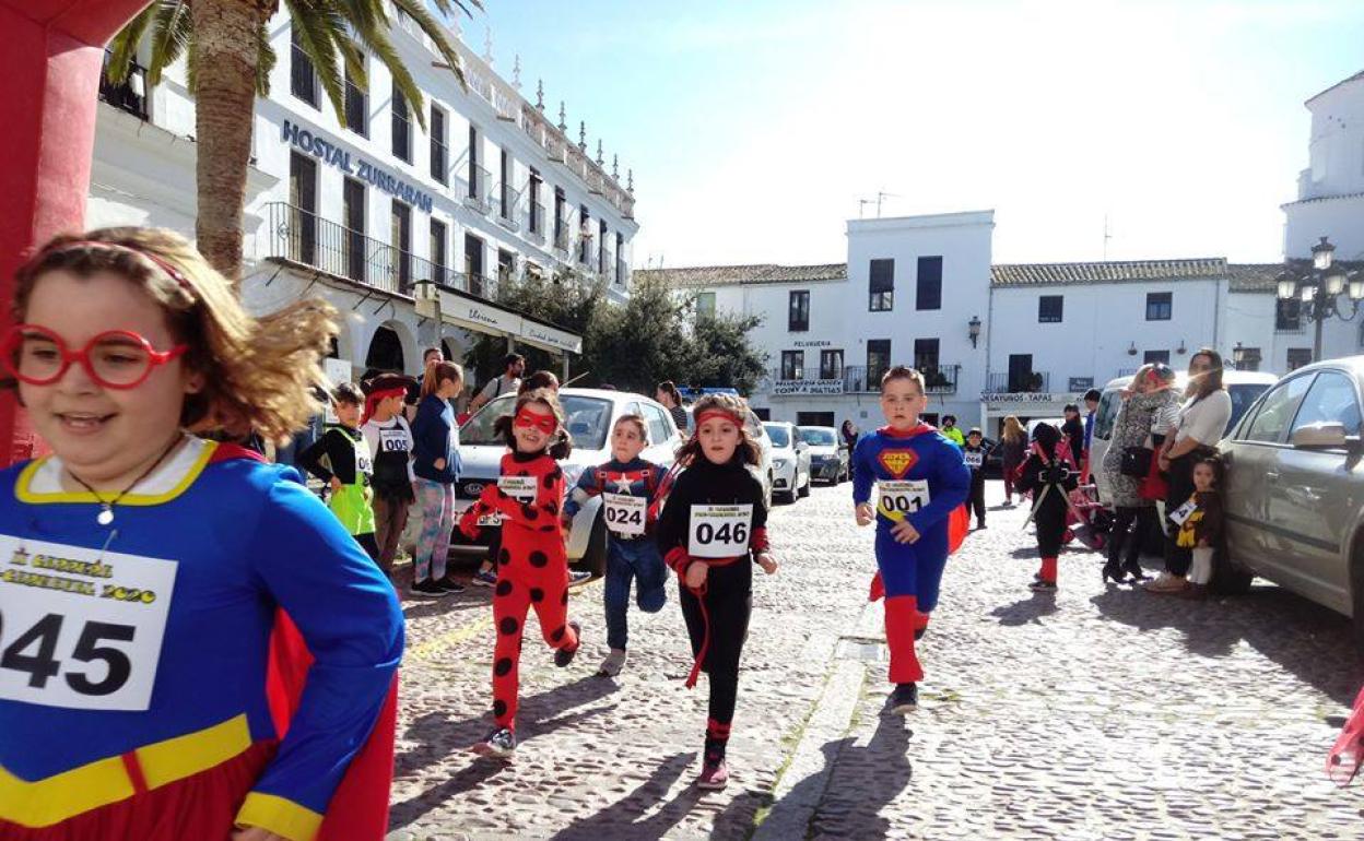 Más de un centenar de pequeños participan en la II Carrera Pre Carnaval