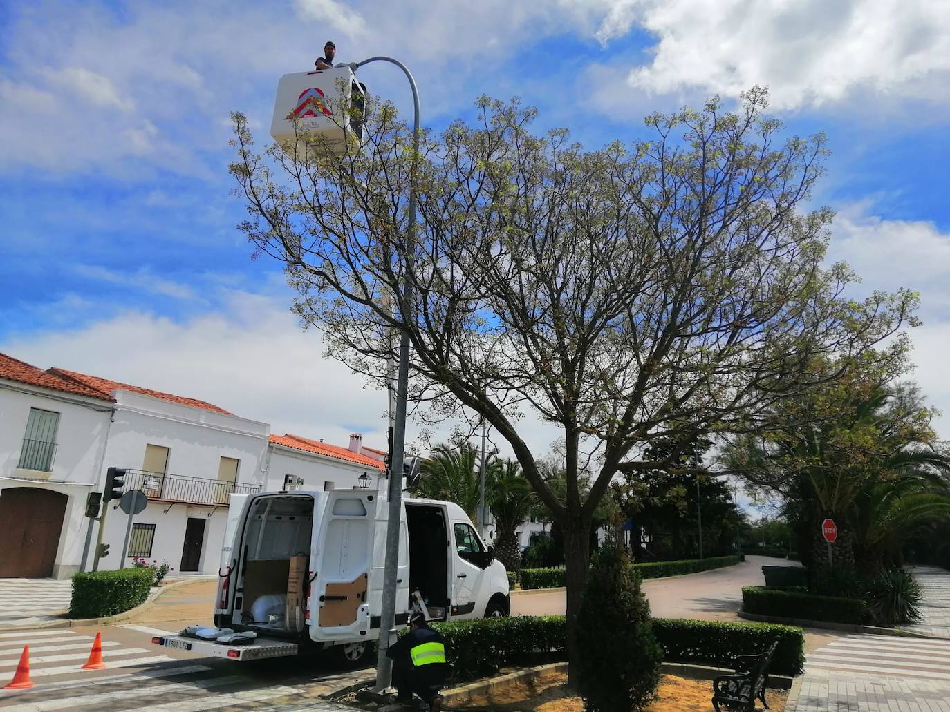 Llerena comienza el cambio de luminarias por otras LED