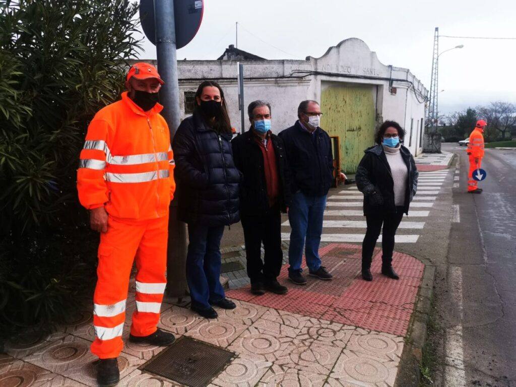 Técnicos revisan la EX -103 a su paso por Llerena