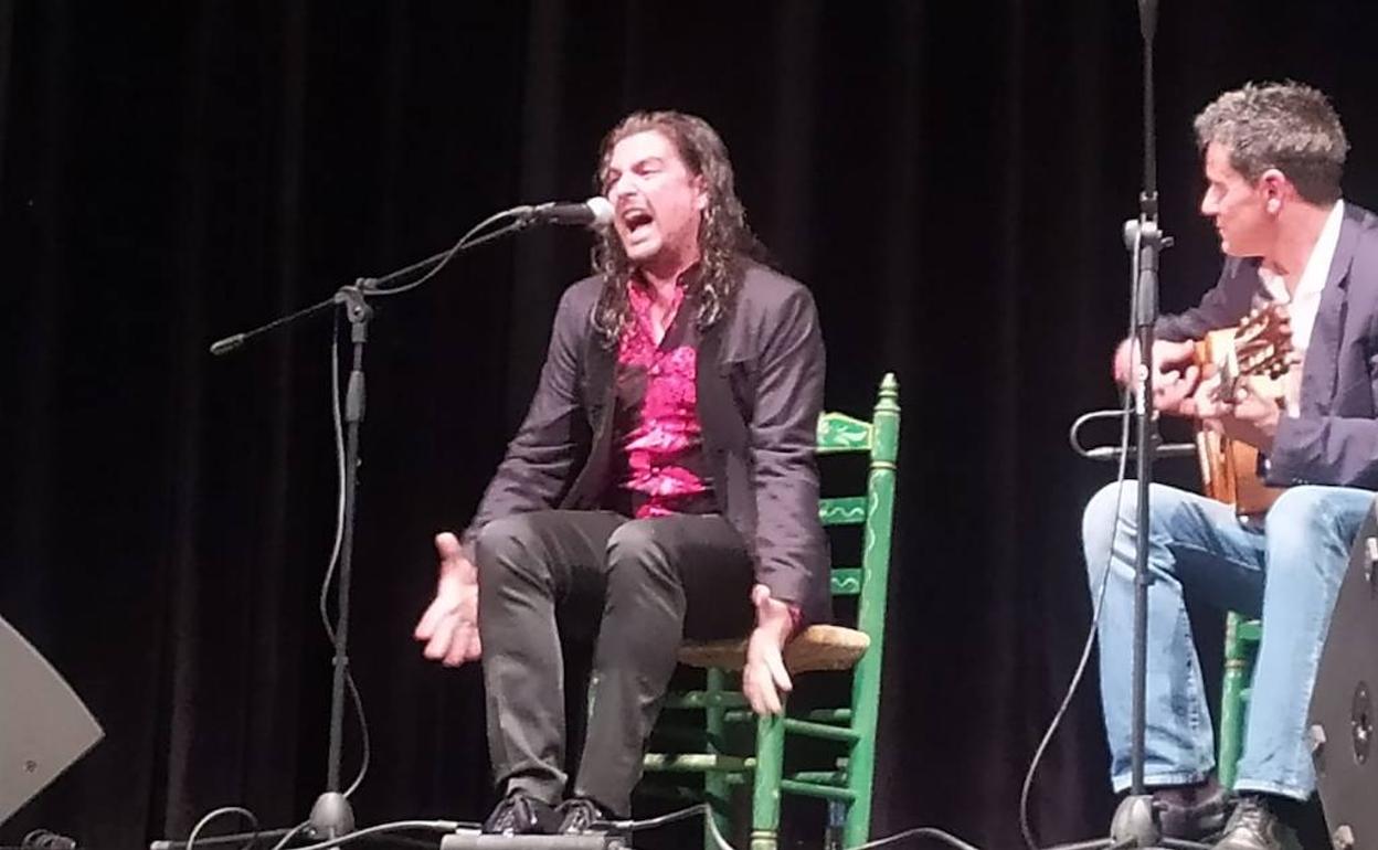 Edu Hidalgo, ganador del concurso, junto a Francis Pinto, guitarrista oficial del evento