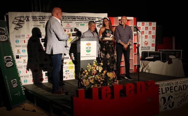 José y Moisés Rodríguez, hermano y sobrino de Linda Chacón, respectivamente, entregan el nuevo premio dedicado a la actriz a Cecilia Guessa, directora y productora