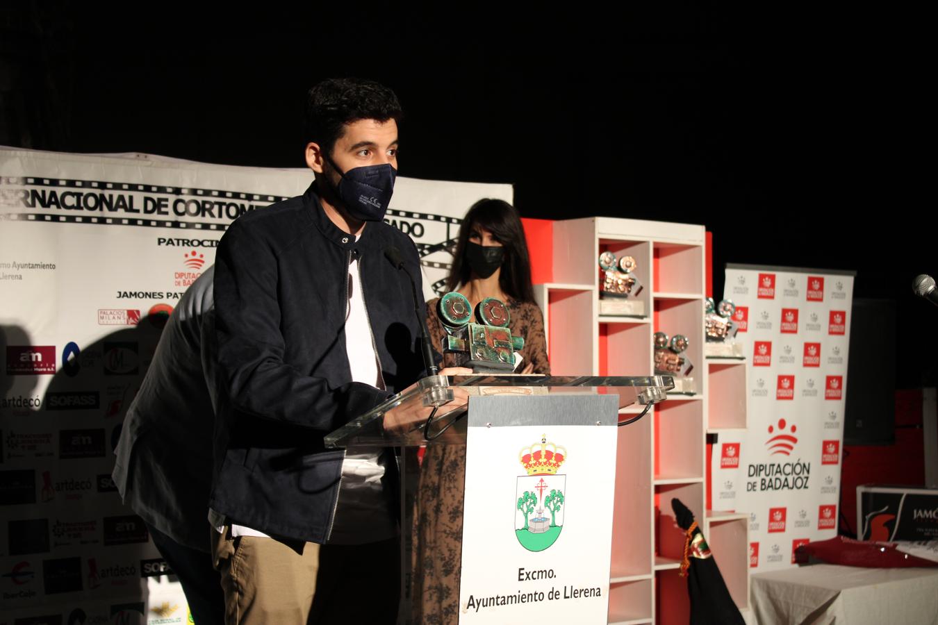 El placentino Álvaro Martín recibe el Premio de Cortos Extremeños por El precio de soñar. Entrega el galardón la secretaria general de Cultura de la Consejería de Cultura, Turismo y Deportes de la Junta de Extremadura, Miriam García 