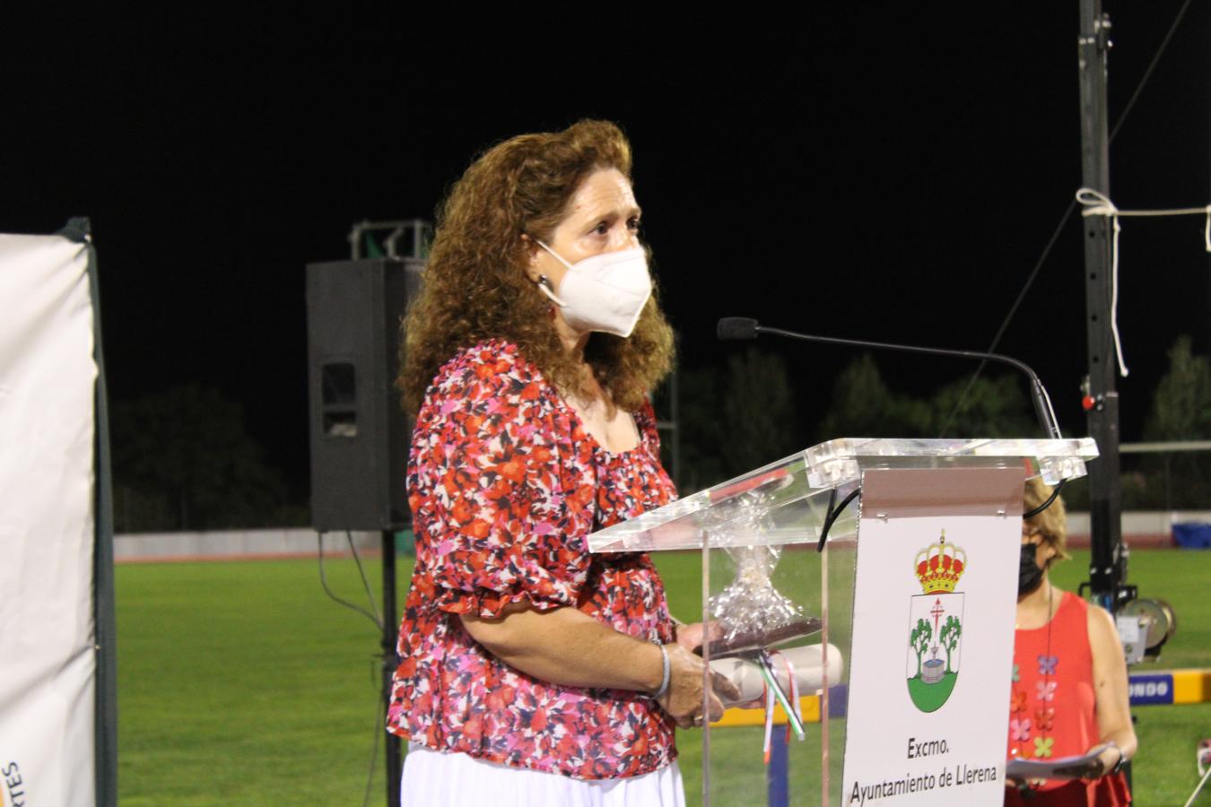 María Luisa Ceballos recibe Diploma de Senderismo