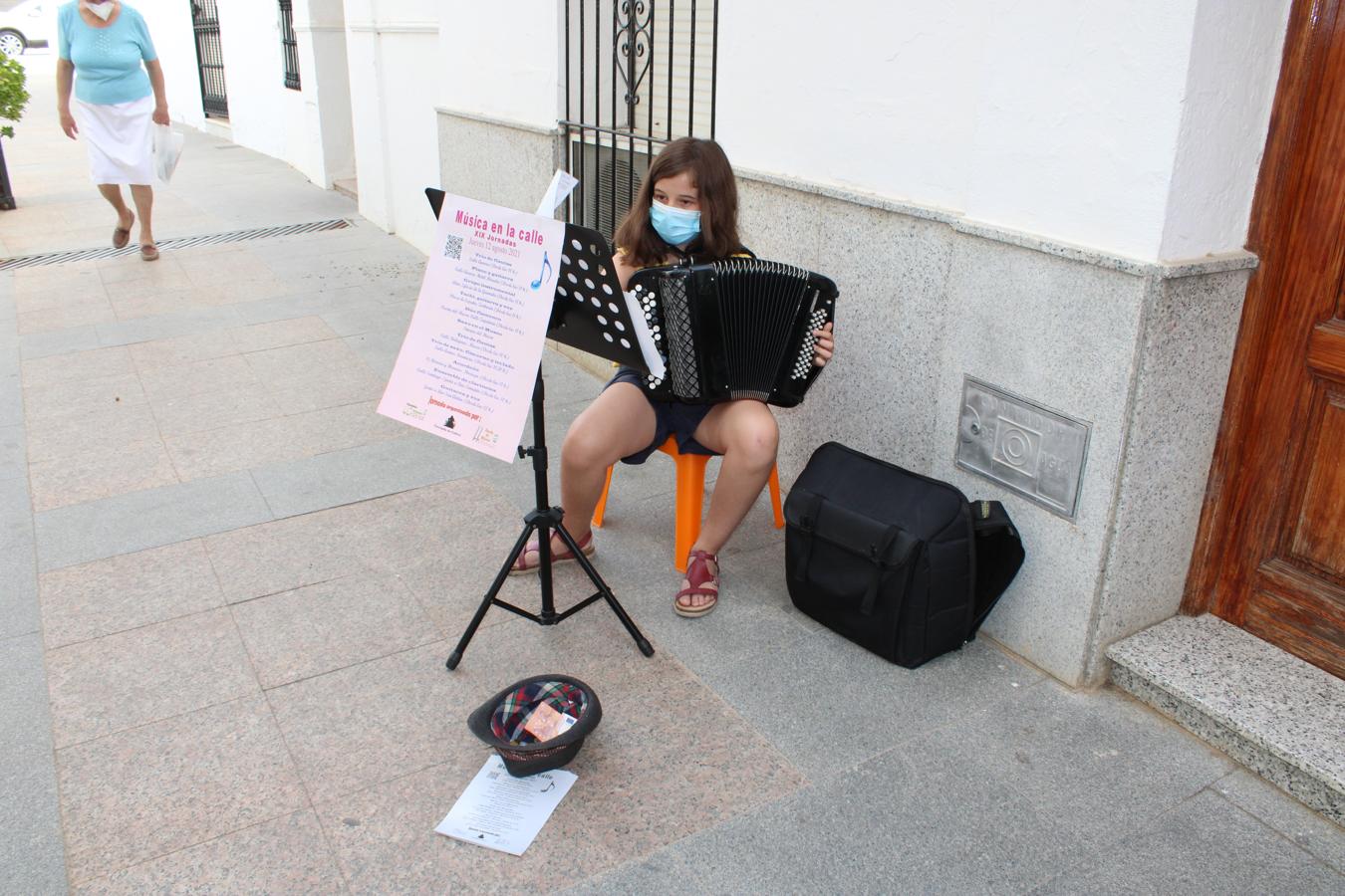 Joven acordeonista en la Calle Morería y Herreros