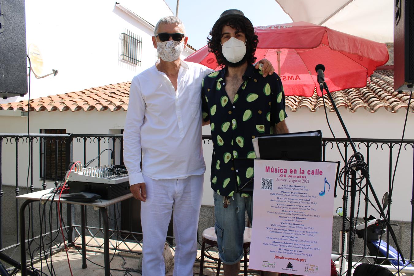 Pedro García Moreno, director de la Escuela y la Banda de Música de Llerena, junto a Mario Morgaño