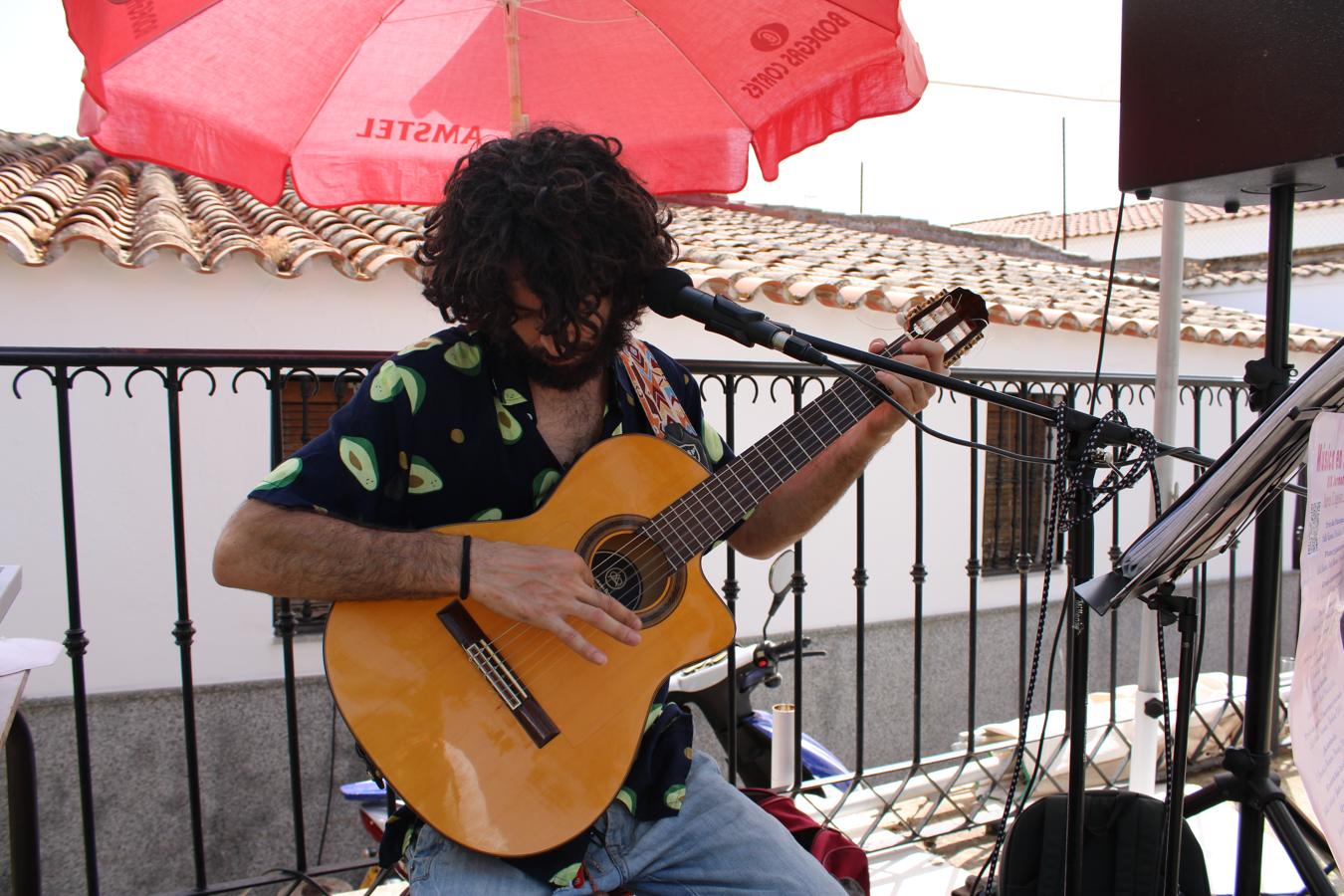 Mario Morgaño, artista local, en el Paseo de San Antón