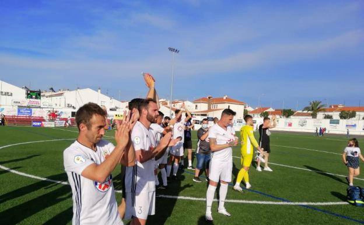 Manuel Barroso celebra junto a sus compañeros la permanencia en Tercera del Llerenense 