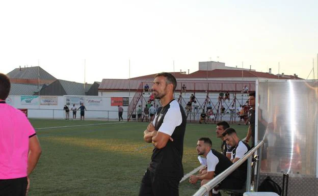 Carlos Martínez en el banquillo del Estadio Fernando Robina