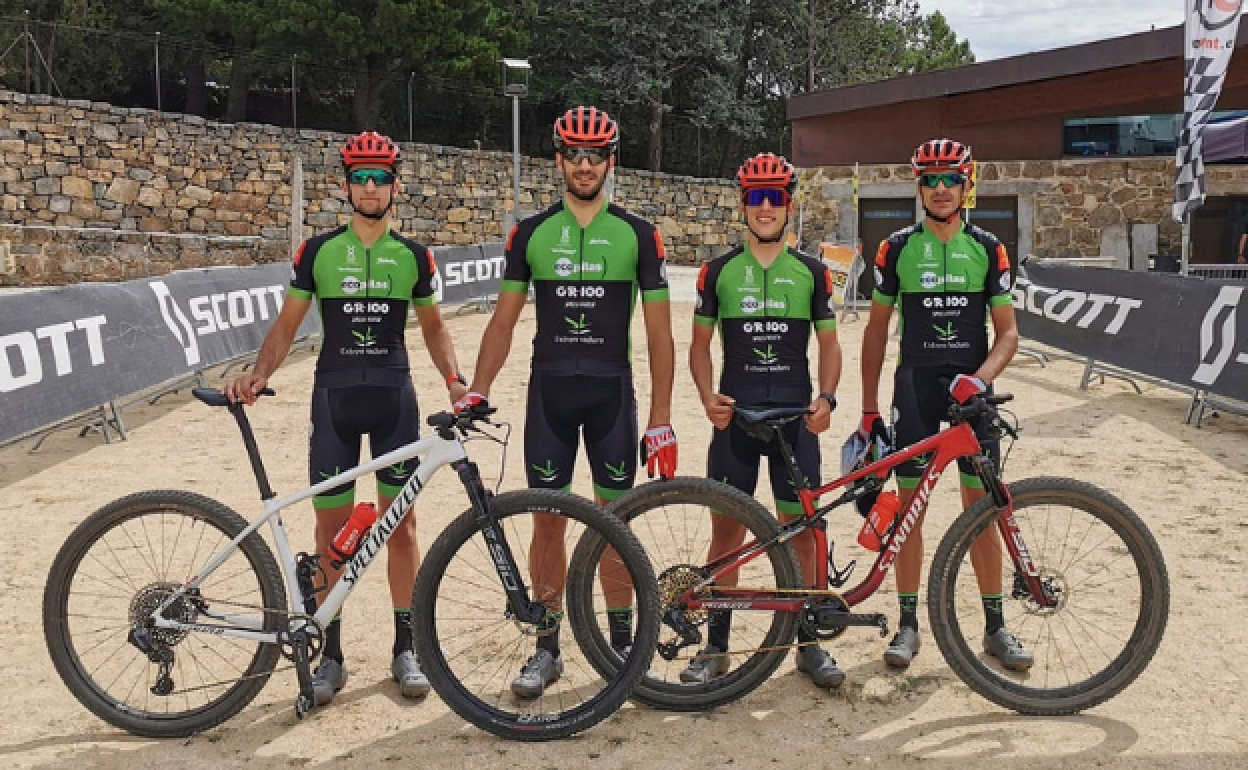 Manuel Cordero, segundo por la derecha, junto a sus compañeros de equipo antes de la prueba