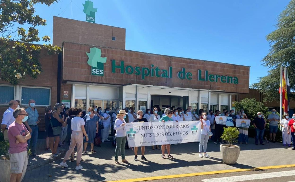 Manifestación de la plataforma frente al Hospital de Llerena