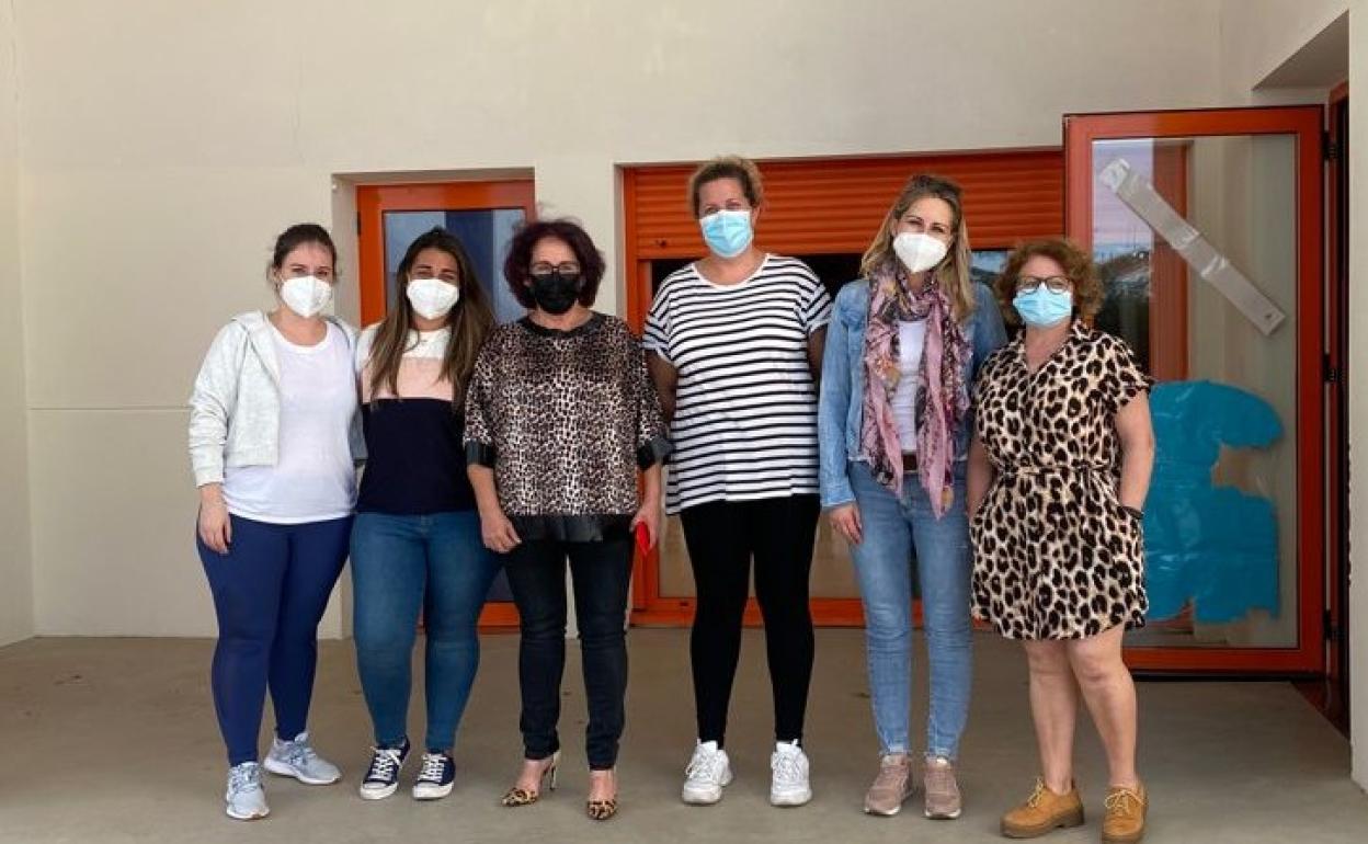 La directora y monitoras de la ludoteca municipal junto a la alcaldesa Juana Moreno y la concejala Marisa Ríos 