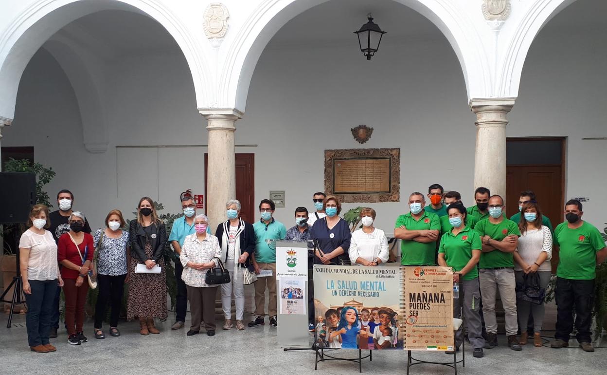 Foto de familia en el Patio Noble del ayuntamiento de Llerena tras el acto