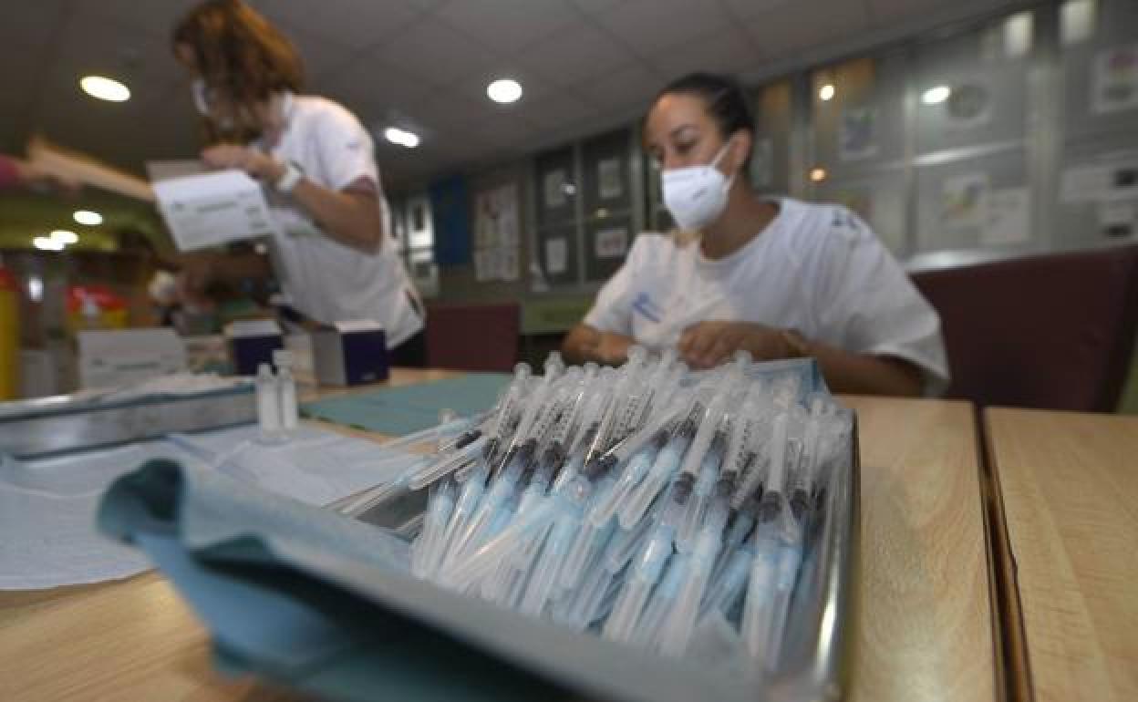Llerena comenzará a vacunar con la tercera dosis a los mayores de 70 años la próxima semana