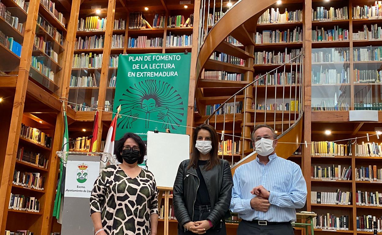 Juana Moreno, Nuria Flores y Francisco Pérez en el acto institucional del Día de las Bibliotecas, en la Biblioteca Municipal de Llerena 'Arturo Gazul'. 