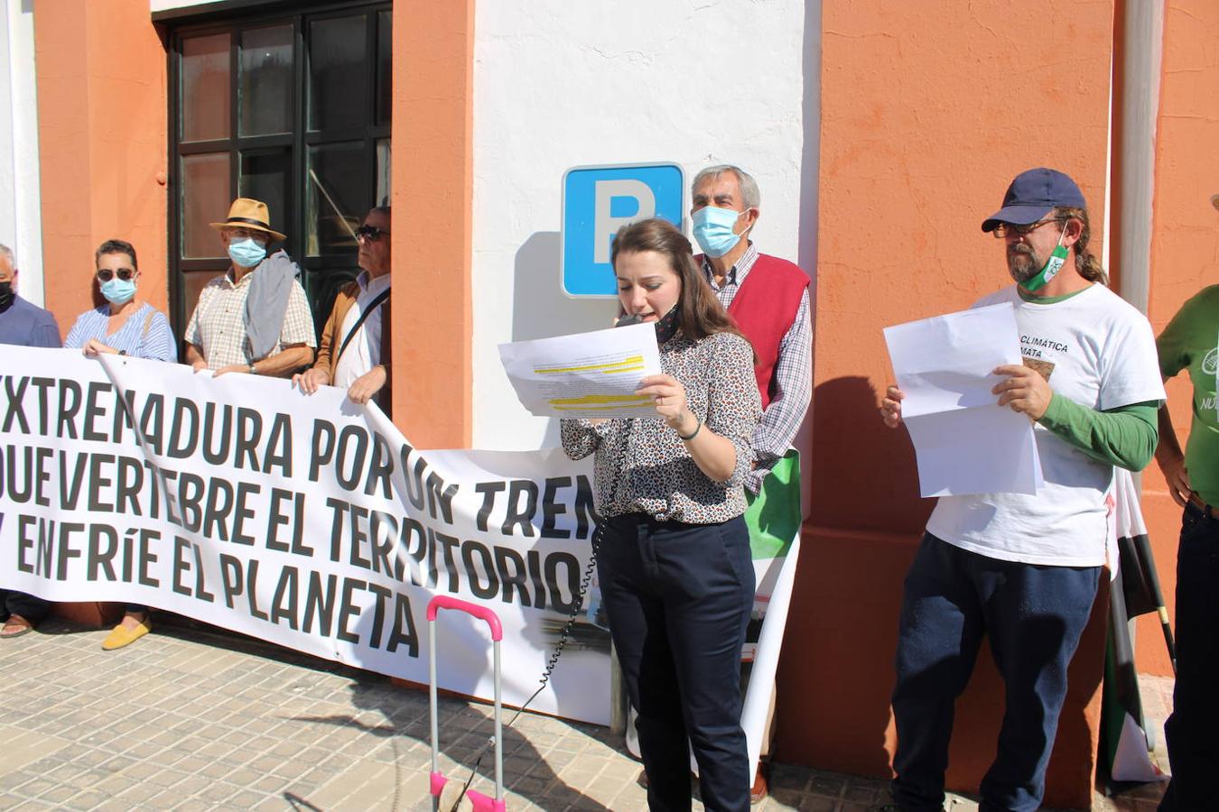 Sandra Blanco, coordinadora comarcal de IU y concejala de la formación en Maguilla, lee parte del manifiesto del acto.
