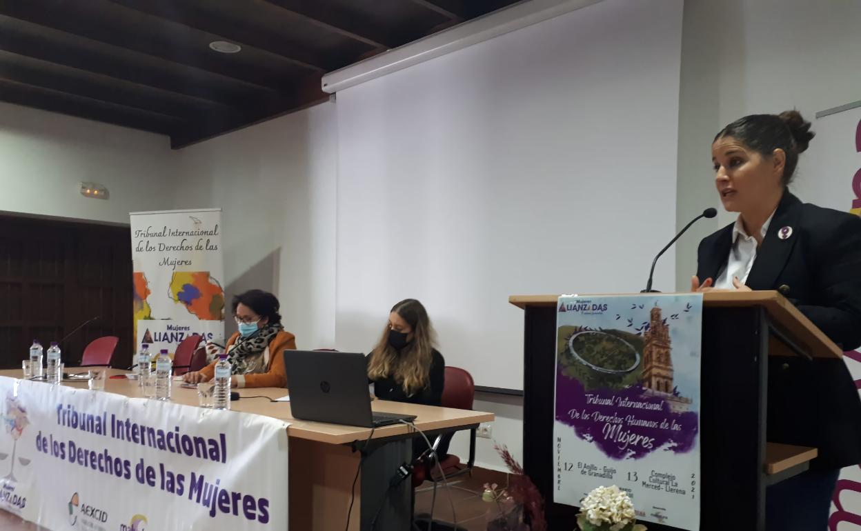 Intervención de la consejera de Igualdad durante la inauguración del acto.