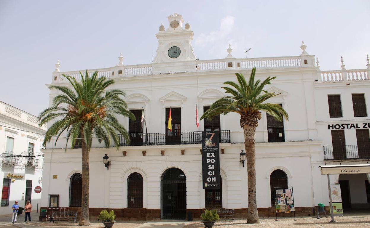 Fachada del ayuntamiento flanqueada por las dos palmeras.