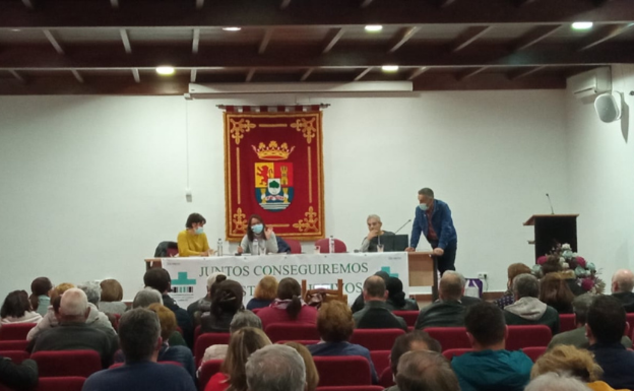 Asamblea de la plataforma en el Salón Juan Simeón Vidarte.