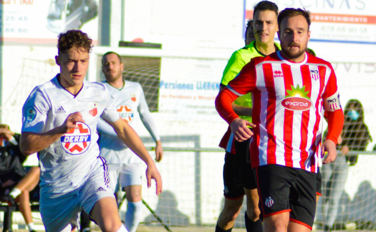 Mario Luis (Llerenense) y Pablo Mogollón (Azuaga) en el derbi de la pasada campaña disputado en el Fernando Robina.